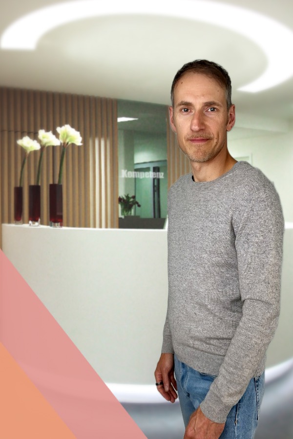 Praxiscoach Daniel Prawdzik in der Arztpraxis